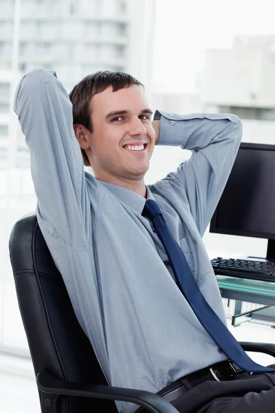 Porträt eines lächelnden Managers beim Entspannen — Stockfoto