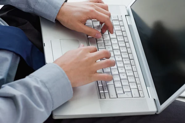 Manos escribiendo en el ordenador portátil — Foto de Stock