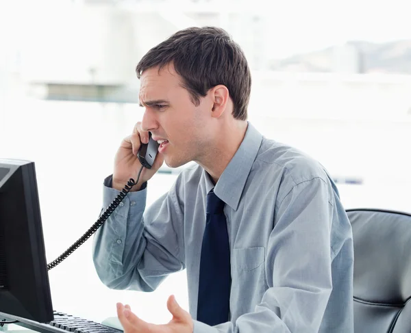 Irritierte Büroangestellte am Telefon — Stockfoto