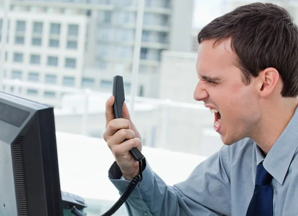 Trabajador de oficina enojado en el teléfono —  Fotos de Stock