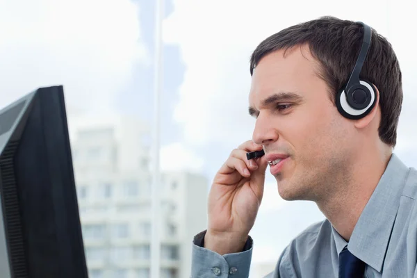 Office worker using a headset — Stock Photo, Image
