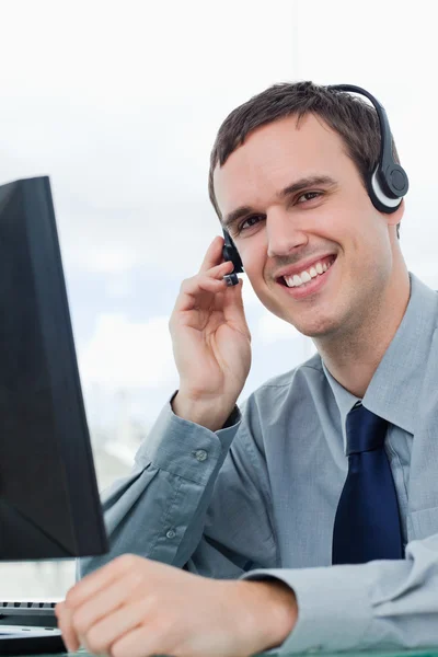 Retrato de um funcionário de escritório usando um fone de ouvido — Fotografia de Stock