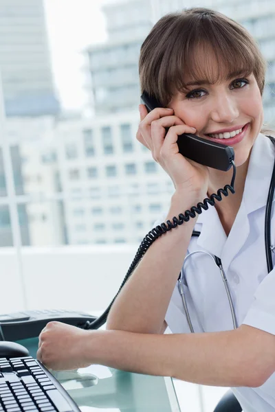 Porträt eines fröhlichen Arztes am Telefon — Stockfoto