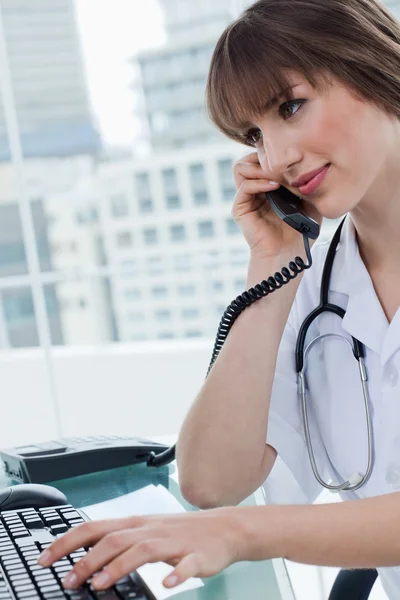 전화에 아름 다운 의사의 초상화 — 스톡 사진