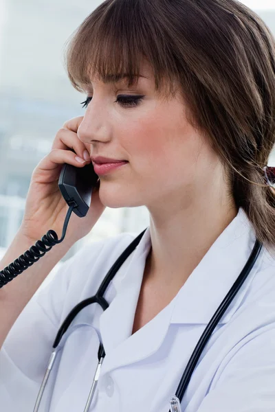 Porträt eines wunderschönen Arztes am Telefon — Stockfoto