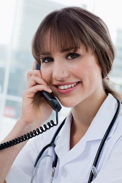 Porträtt av en glad läkare på telefon — Stockfoto