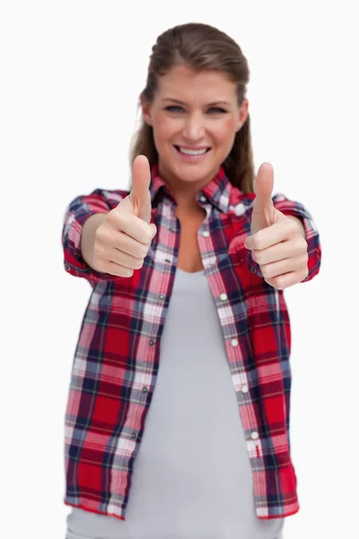 Porträtt av en lycksalig kvinna med tummen upp — Stockfoto