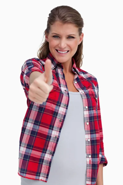 Porträt einer glückseligen Frau mit erhobenem Daumen — Stockfoto