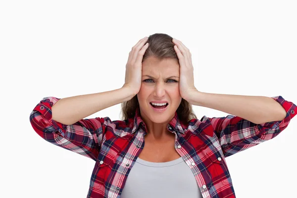Mujer irritada con las manos en la cabeza —  Fotos de Stock