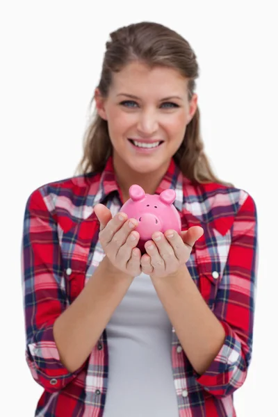Retrato de uma mulher segurando um banco porquinho — Fotografia de Stock