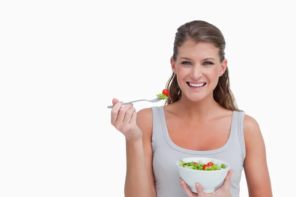 Kvinna äta en sallad — Stockfoto
