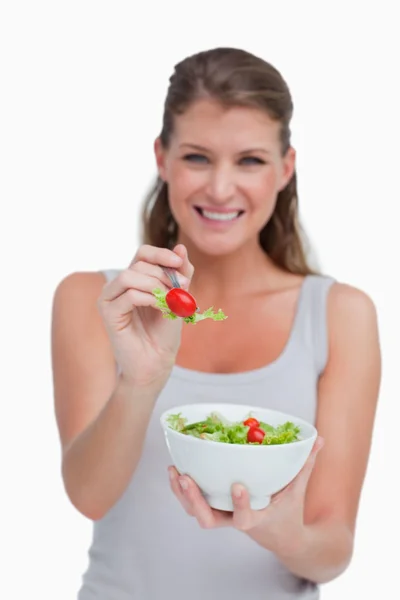 Retrato de uma jovem mulher comendo uma salada — Fotografia de Stock