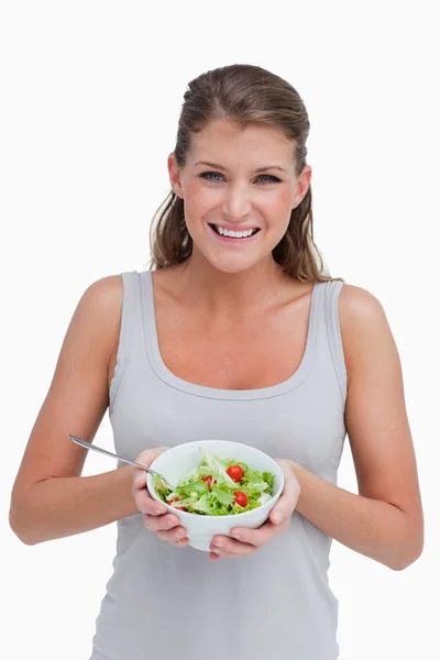 Retrato de uma mulher mostrando uma salada — Fotografia de Stock