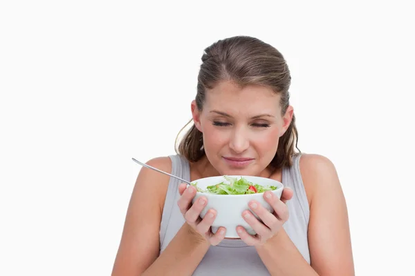 Женщина, нюхающая салат — стоковое фото