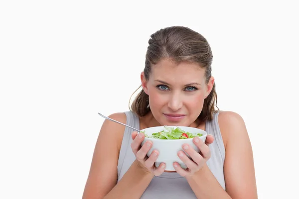 Vrouw ruiken een salade — Stockfoto
