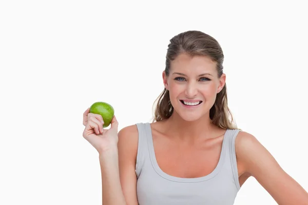 Frau hält einen Apfel in der Hand — Stockfoto