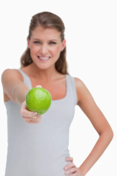 Retrato de una mujer dando una manzana —  Fotos de Stock