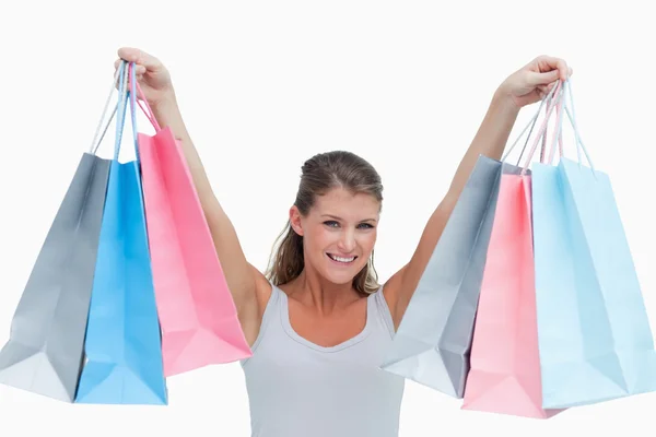 Vidám nő gazdaság bevásárló táskák — Stock Fotó