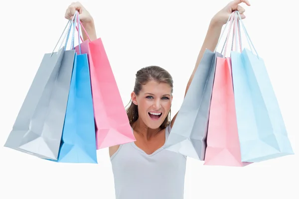 Mulher alegre segurando sacos de compras — Fotografia de Stock