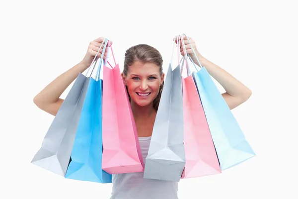 うれしそうな女性保持ショッピング バッグ — ストック写真