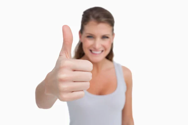 Mulher sorridente com o polegar para cima — Fotografia de Stock
