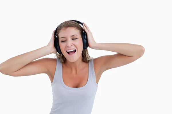Fröhliche Frau singt beim Musikhören — Stockfoto
