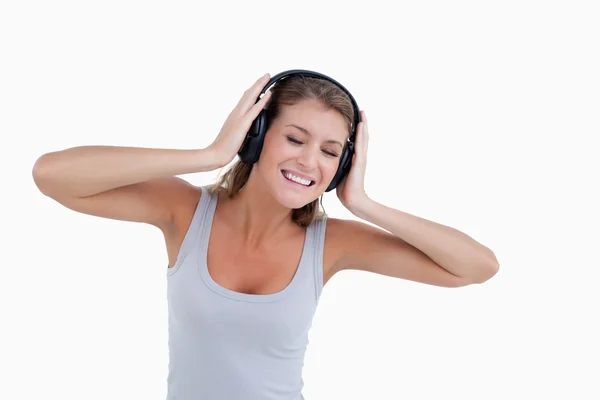 Mujer feliz bailando mientras escucha música — Foto de Stock
