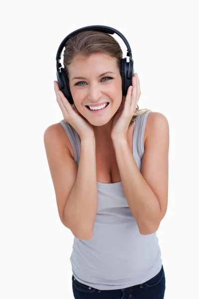 Portret kobiety uśmiechający się słuchanie muzyki — Zdjęcie stockowe