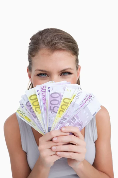 Portret van een gelukkige vrouw ruiken bankbiljetten — Stockfoto