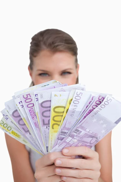 Retrato de uma mulher bonita mostrando notas bancárias — Fotografia de Stock