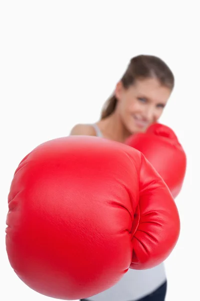 Portrait of a smiling woman boxing — Stock Photo, Image
