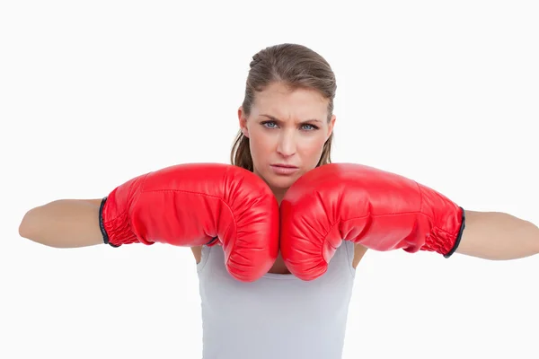 Серьёзная женщина в боксёрских перчатках — стоковое фото