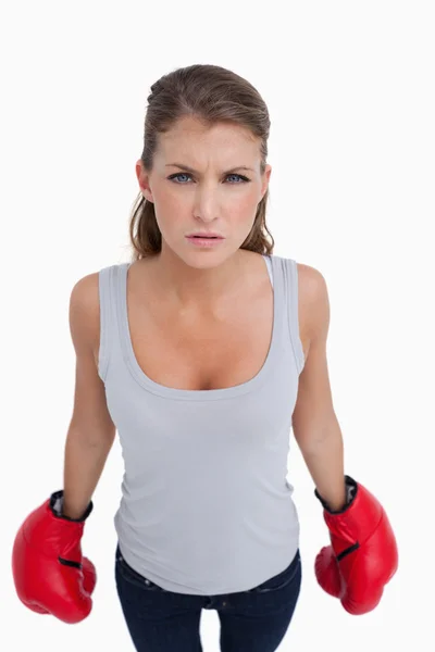 Retrato de una mujer con guantes de boxeo — Foto de Stock