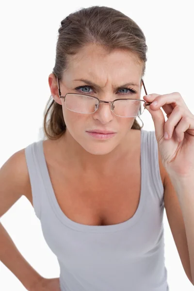 Retrato de uma mulher séria com óculos — Fotografia de Stock