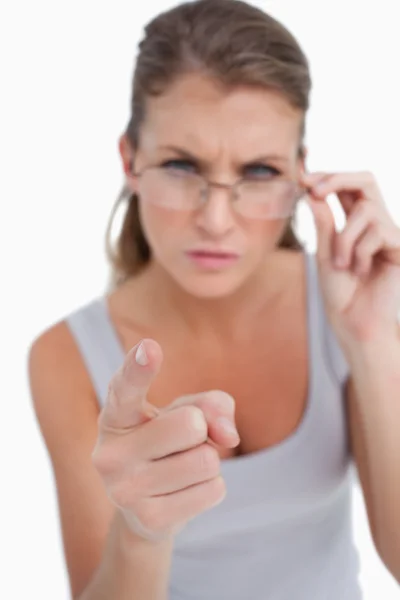 Porträt einer ernsten Frau mit Brille, die auf den Betrachter zeigt — Stockfoto