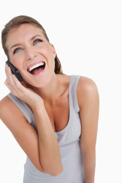 Портрет смеющейся женщины, делающей телефонный звонок — стоковое фото