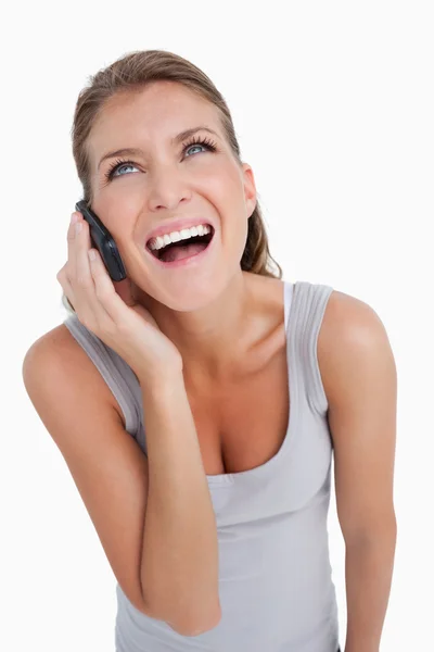 Retrato de uma mulher encantada fazendo um telefonema — Fotografia de Stock