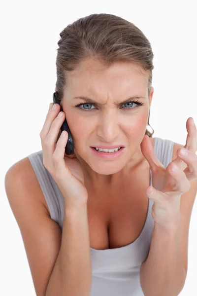 Портрет разгневанной женщины, делающей телефонный звонок — стоковое фото