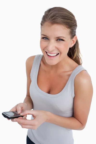 Retrato de una mujer feliz sosteniendo su teléfono móvil — Foto de Stock
