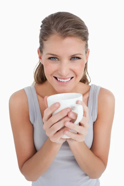 一个女人抱着一杯咖啡的肖像 — 图库照片