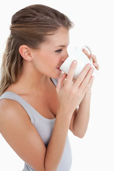 Retrato de uma mulher bebendo uma xícara de café — Fotografia de Stock