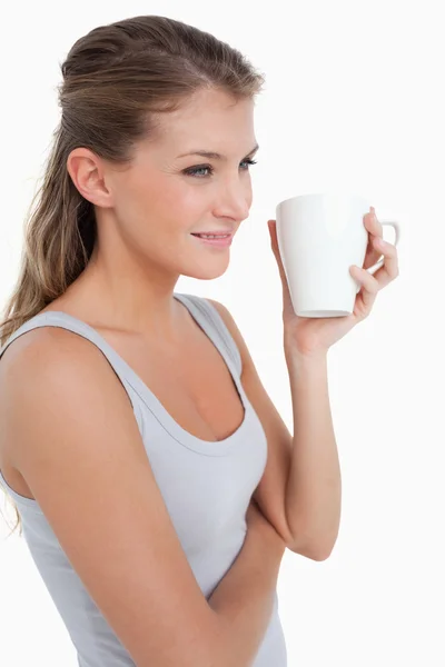 Porträtt av en kvinna med en kopp te — Stockfoto