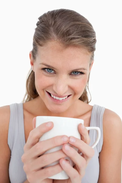 Portrét smějící se ženy držící šálek čaje — Stock fotografie