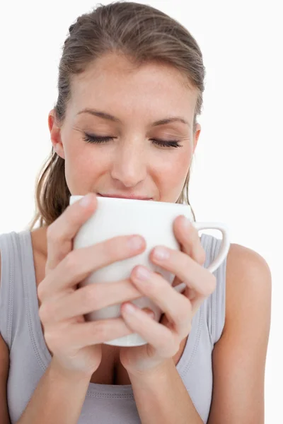 Portrét smějící se ženy držící šálek kávy — Stock fotografie
