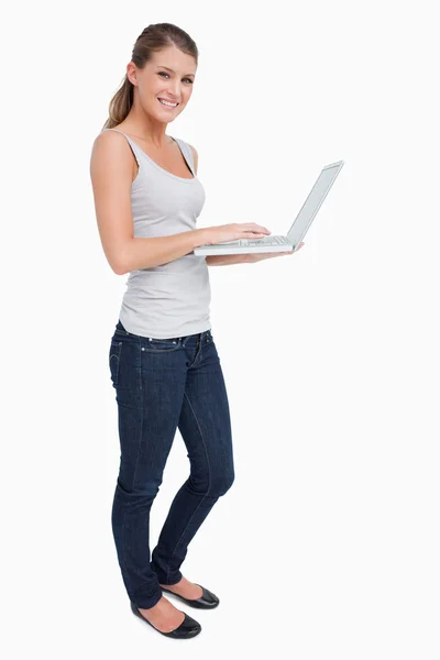 Portret van een lachende vrouw met behulp van een laptop — Stockfoto