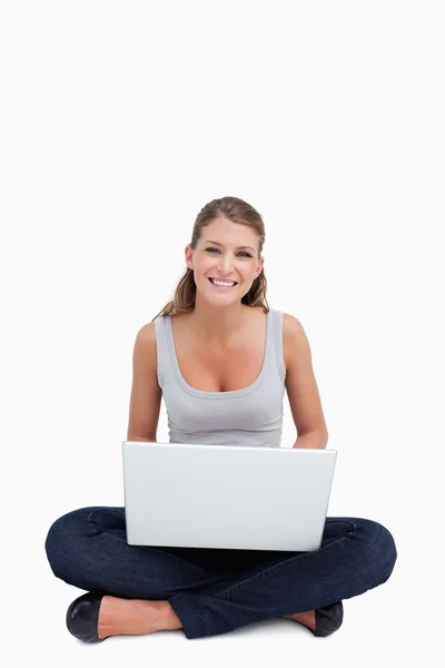 Cross-Legged kvinna använder en bärbar dator — Stockfoto