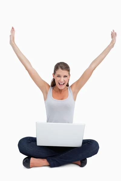 Neşeli kadın bir dizüstü bilgisayar kullanarak — Stok fotoğraf