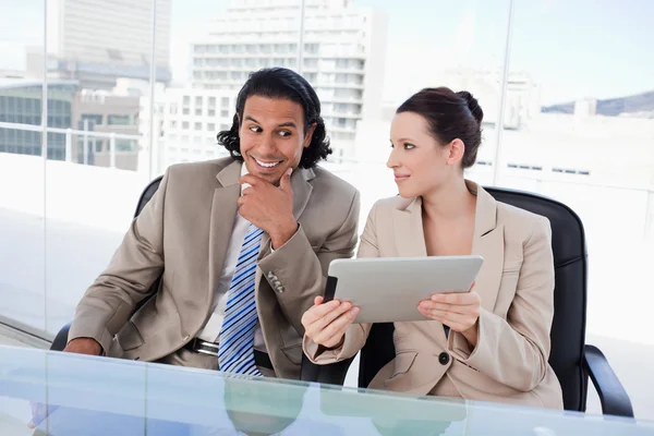 Schönes Business-Team mit einem Tablet-Computer — Stockfoto