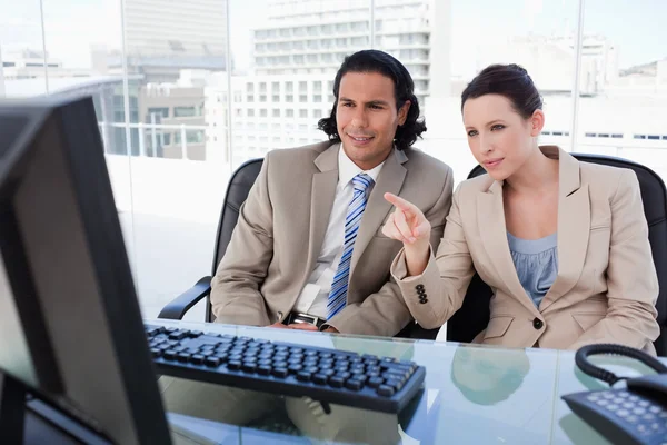 Business team using a computer — Stock Photo, Image