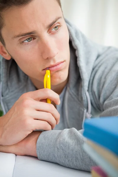 彼は鉛筆を噛んで落ち込んで学生のクローズ アップ ロイヤリティフリーのストック写真